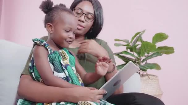 Jovem Mãe Filha Africana Aprendendo Computador Tablet Sofá Casa Mãe — Vídeo de Stock