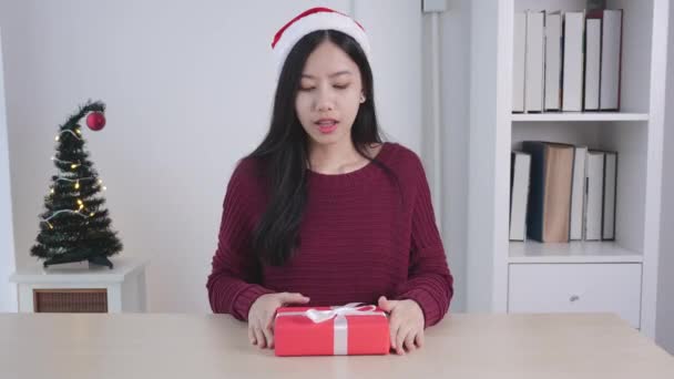 Junge Asiatische Frau Gibt Geschenke Vor Der Kamera Mit Überraschung — Stockvideo
