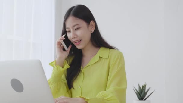Jovem Asiática Mulher Negócios Trabalhando Formulário Home Office Telefone Chamada — Vídeo de Stock