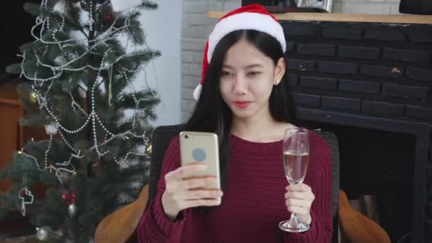 Genç Asyalı Bir Kadın Arkadaşlarıyla Çevrimiçi Video Görüşmesi Yapıyor Noel — Stok video