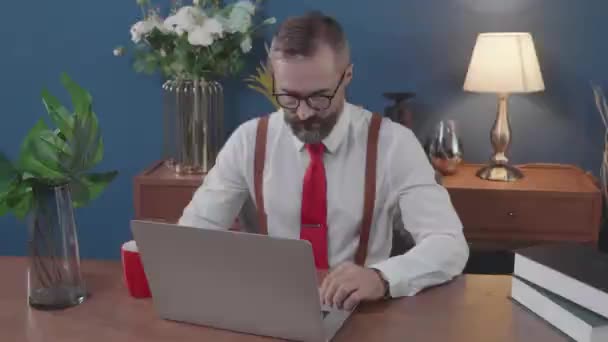 Üst Düzey Amerikalı Adamı Ofisinden Dizüstü Bilgisayar Zevk Kullanarak Serbest — Stok video