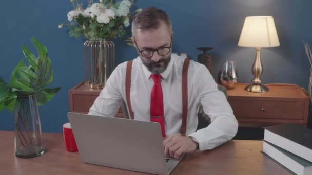 Senior American Business Man Freelancer Mit Laptop Und Vergnügen Home — Stockvideo