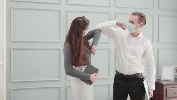 Ung Amerikansk Forretningsmand Kvinde Ansigtet Maske Hilsen Med Albue Bump – Stock-video