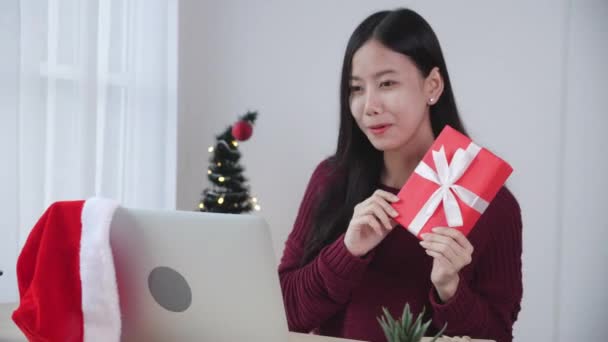 Молода Азіатка Селфі Відео Дзвінок Онлайн Другом Показати Подарункову Коробку — стокове відео