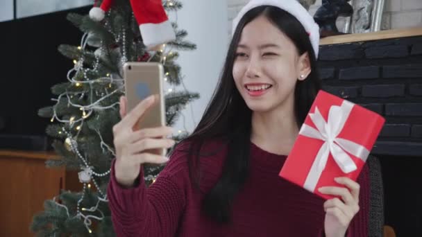 Genç Asyalı Bir Kadın Arkadaşlarıyla Internetten Video Görüşmesi Yapıyor Noel — Stok video