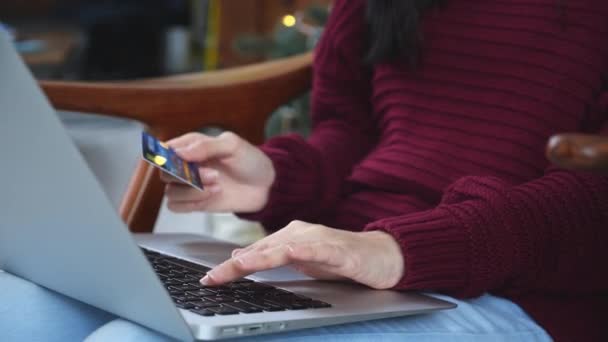 Primeros Planos Joven Asiática Compras Línea Navidad Con Tarjeta Crédito — Vídeos de Stock