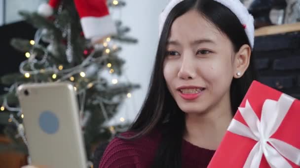 Genç Asyalı Bir Kadın Arkadaşlarıyla Internetten Video Görüşmesi Yapıyor Noel — Stok video