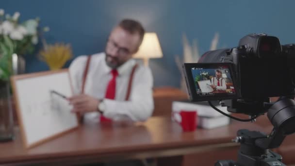 Kıdemli Amerikan Öğretmen Evde Ders Veriyor Işadamı Arıyor Kameraya Eğitime — Stok video