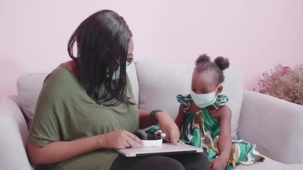 Ung Afrikansk Mamma Och Dotter Lyssnar Musik Och Sjunger Med — Stockvideo