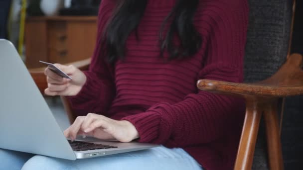 Noel Genç Asyalı Bir Kadının Bilgisayarında Kredi Kartıyla Online Alışveriş — Stok video