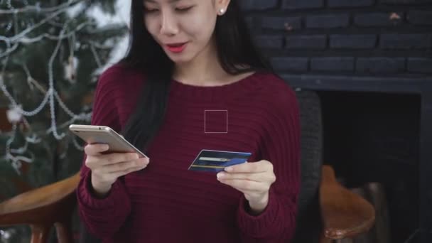 Jovem Asiático Mulher Compras Line Natal Com Cartão Crédito Telefone — Vídeo de Stock