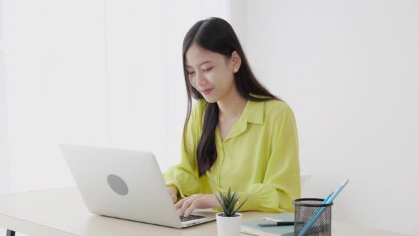 Junge Asiatische Geschäftsfrau Arbeitet Laptop Computer Auf Dem Schreibtisch Hause — Stockvideo