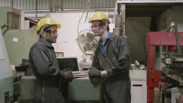 Teamwork Engineer Werken Praten Met Vrienden Fabrieksindustrie Voorman Overleg Met — Stockvideo
