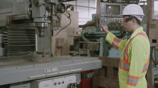 Joven Ingeniero Asiático Hombre Trabajo Control Máquina Con Sistema Fábrica — Vídeos de Stock