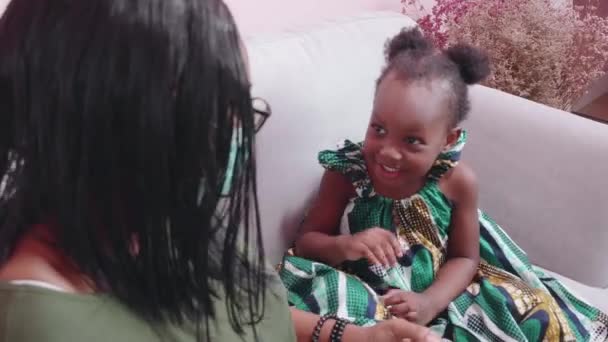 Afrikai Fiatal Anya Vigyázni Lánya Visel Arc Maszkot Otthon Védelmet — Stock videók