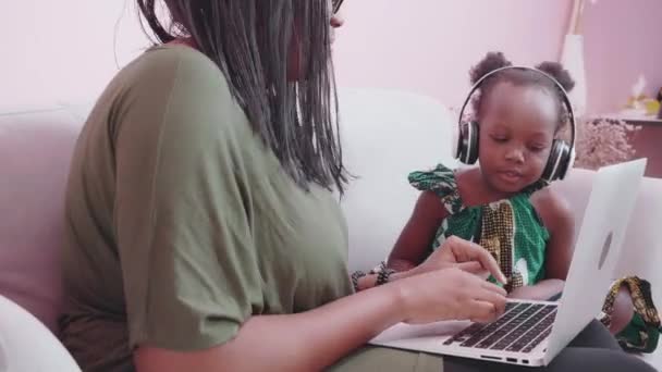 Junge Afrikanische Mutter Und Tochter Mit Laptop Zum Lernen Und — Stockvideo