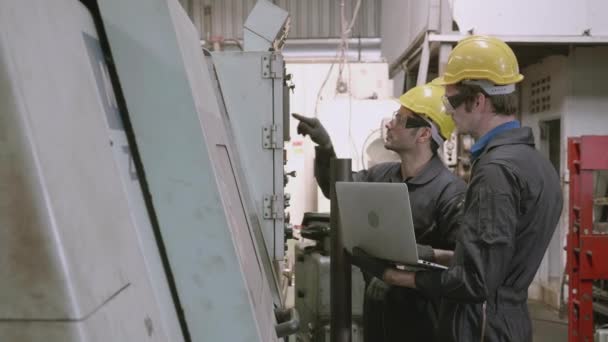 Team Wartungsingenieur Mit Laptop Computer Steuerung Maschine Der Fabrik Zusammen — Stockvideo