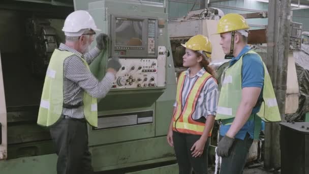 Grupo Ingenieros Conversando Entrenando Trabajando Usando Control Máquina Juntos Fábrica — Vídeos de Stock