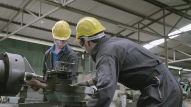 Dizüstü bilgisayarda çalışan takım mühendisi, iki adam planlama projesi, teknisyen denetleme ve tamir makinesi, fabrika, sanayi ve inşaat konseptinde girişimci yönetimi ve kontrolü.