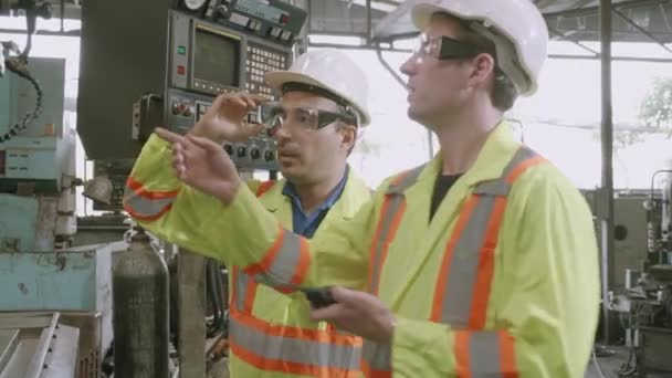 Dos Hombre Mantenimiento Joven Uniforme Que Comprueba Máquina Que Llama — Vídeos de Stock