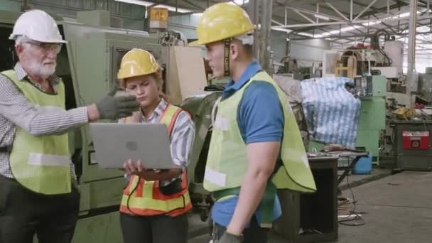 工業工場でチームエンジニア会議のグループ フォアマンと労働者の話とラップトップコンピュータを使用して メンテナンスと機械 トレーニングとワークショップ プロジェクトと仕事 業界の概念 — ストック動画