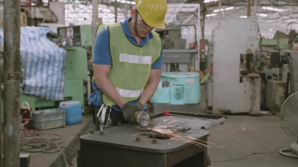 Junger Asiatischer Mann Schweißt Eisen Industriefabrik Schweißer Arbeit Mechaniker Mit — Stockvideo
