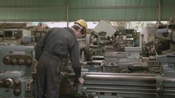 Dois Engenheiros Amigos Trabalham Cumprimentam Com Acordo Sucesso Juntos Fábrica — Vídeo de Stock