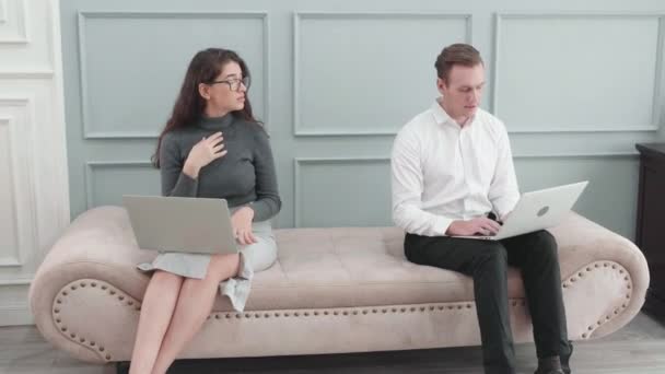 若いアメリカのビジネスの男性と女性の話やラップトップコンピュータで自宅から仕事 新しい通常 ビジネスマンやビジネスマンの女性が議論 社会的距離と隔離 通信の概念 — ストック動画
