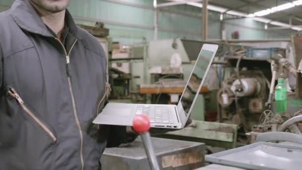 Двоє Інженерів Чоловіків Навчаються Працювати Ноутбуком Разом Промисловому Виробництві Плануванні — стокове відео