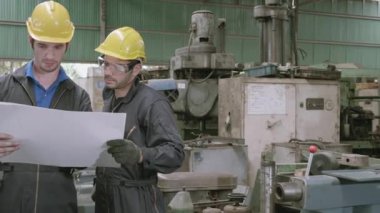 Ekip mühendisi proje üzerinde çalışıyor, iki adam planlama projesi, teknisyen denetleme ve tamir makinesi, fabrika, sanayi ve inşaat konseptinde girişimci yönetimi ve kontrolü.