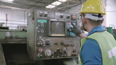 Fabrika, sistem sanayi, genç Asyalı adam çalışan, araç ve ekipman, endüstri ve teknoloji konsepti ile otomatik ve baskı makinesi.