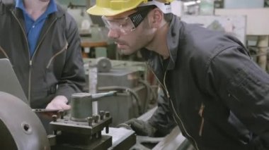 Dizüstü bilgisayarda çalışan takım mühendisi, iki adam planlama projesi, teknisyen denetleme ve tamir makinesi, fabrika, sanayi ve inşaat konseptinde girişimci yönetimi ve kontrolü.