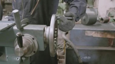 Fabrikada endüstriyel makine kullanan mühendis eli. Erkek, hassas kontrol mekanizmaları için el kitabı kullanıyor. Teknisyen ve işçi, metal işçisi ve atölye ve inşaat işçisi..