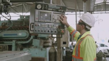 Fabrika, sistem sanayi, genç Asyalı adam çalışan, araç ve ekipman, endüstri ve teknoloji konsepti ile otomatik ve baskı makinesi.