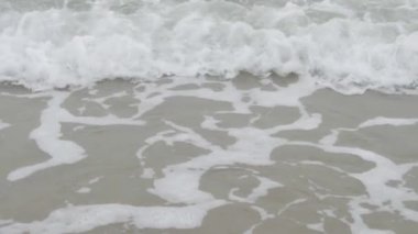 Yazın güzel deniz dalgaları, tatilde kıyı manzaralı tropikal deniz manzarası, kıyı şeridine yakın okyanus, sahil kıyısı arka planı, manzara konseptli kıyı sörfü, 4k.