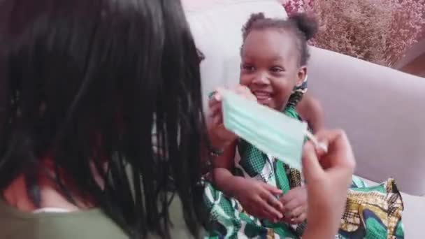 Africana Giovane Madre Prendersi Cura Figlia Con Indossare Maschera Facciale — Video Stock