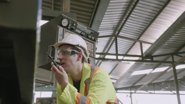 Twee Jonge Onderhoudsman Uniform Controleren Machine Bellen Met Radio Telefoon — Stockvideo