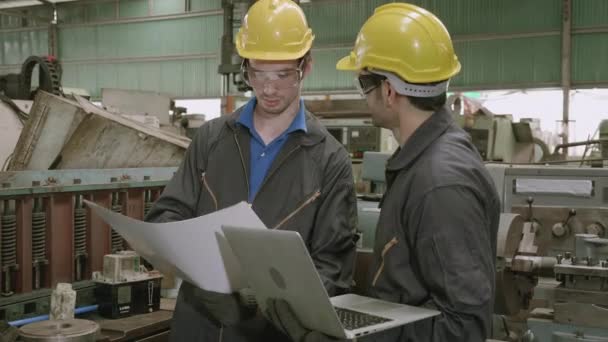 Два Инженера Партнер Работают Ноутбуком Имеют Соглашение Успех Вместе Заводе — стоковое видео