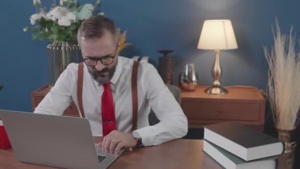 Senior Geschäftsmann Arbeitet Laptop Computer Mit Verärgert Und Frustriert Ausdruck — Stockvideo