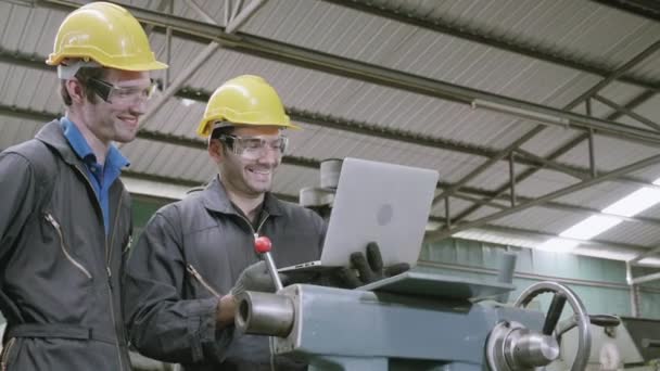 Dos Hombre Ingeniero Trabajo Formación Con Ordenador Portátil Juntos Fábrica — Vídeos de Stock
