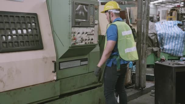 Joven Hombre Asiático Que Trabaja Con Máquina Lesionado Mientras Que — Vídeos de Stock