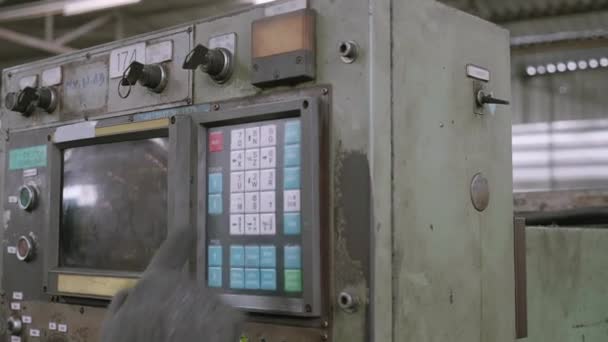 维修工程师的闭锁手控制着工厂 系统计算机 青年亚洲人工作 工业和技术概念中带有面板的自动压机 — 图库视频影像