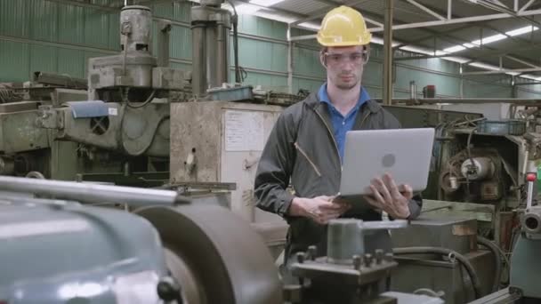 Ingenieur Die Werkt Laptop Computer Voor Inspecteur Onderhoud Apparatuur Fabriek — Stockvideo