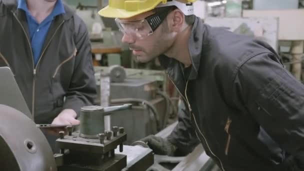 Team Ingenieur Arbeiten Suchen Laptop Computer Zwei Mann Planung Projekt — Stockvideo