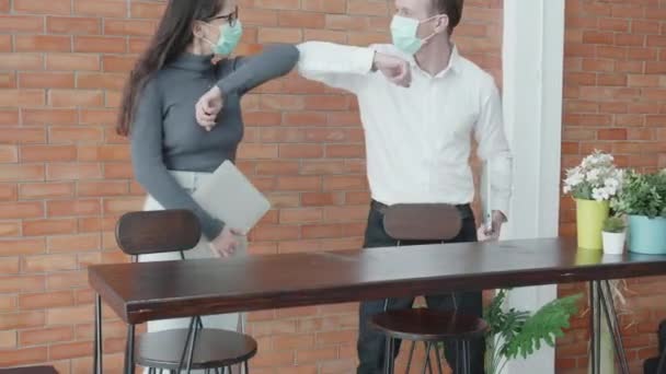 Jeune Homme Affaires Américain Femme Affaires Masque Visage Saluant Avec — Video