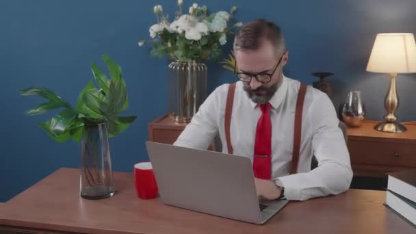 Senior American Business Man Freelancer Mit Laptop Und Vergnügen Home — Stockvideo