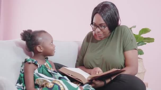 Jovem Mãe Filha Africana Fazendo Atividade Com Contação Histórias Sofá — Vídeo de Stock