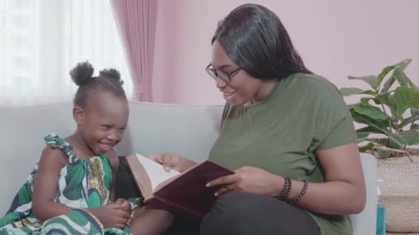 Junge Afrikanische Mutter Und Tochter Beim Gemeinsamen Geschichtenerzählen Auf Dem — Stockvideo