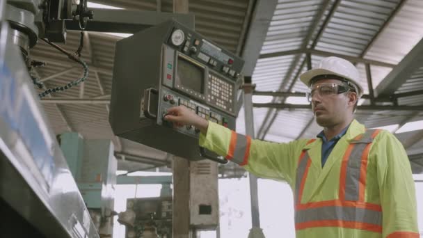 Dois Homens Manutenção Parceiros Trabalham Com Sistema Máquina Fábrica Industrial — Vídeo de Stock