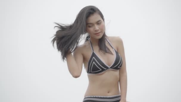 Bela Bronzeada Jovem Mulher Asiática Biquíni Brincalhão Praia Menina Sexy — Vídeo de Stock